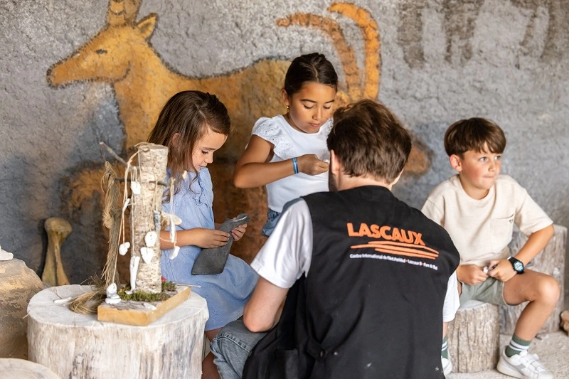 Atelier parure au parc du thot Shooting-Famille-We-Like-Travel-_-SEMITOUR-Juillet-2025_Déclic_Décolle